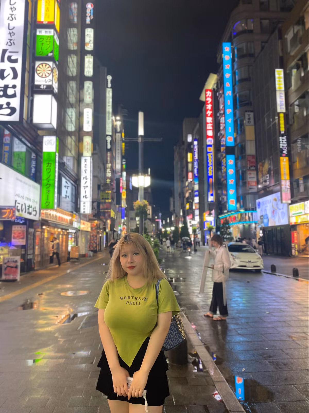 Cô yêu thích khoe khéo đôi chân nuột nà với váy ngắn.