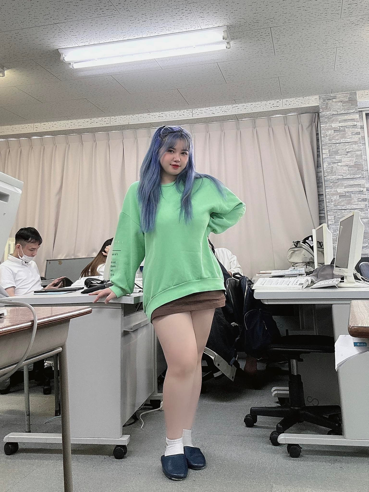 Trước đây, cô nàng xinh xắn từng không tự tin và khá e dè với vòng một của mình và thường xuyên tìm cách che đậy nó.