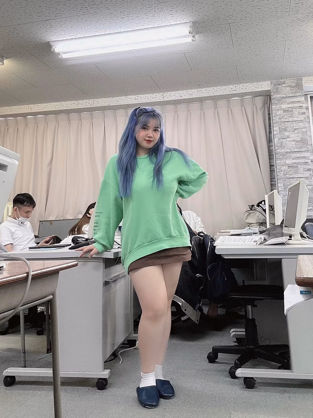 Trước đây, cô nàng xinh xắn từng không tự tin và khá e dè với vòng một của mình và thường xuyên tìm cách che đậy nó.