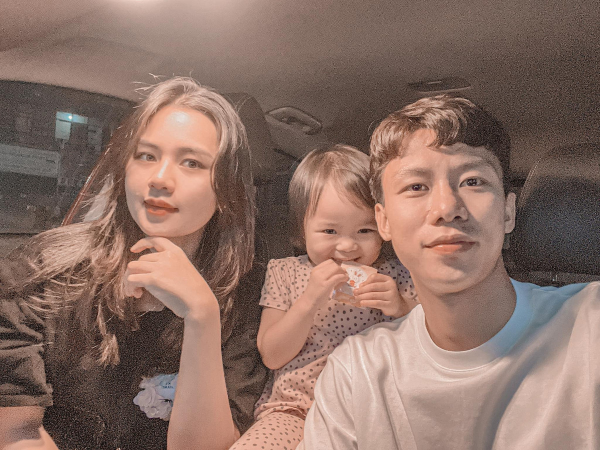 Những việc như dọn dẹp nhà cửa, tự tay giặt đồ cho con gái, tắm cho con, trông con để vợ ra ngoài xả stress,... nếu có thời gian rảnh, trung vệ Quế Ngọc Hải không ngại góp sức mình chăm sóc gia đình.