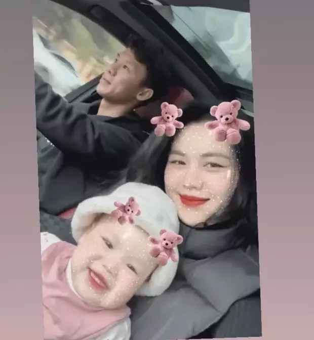 Thương vợ vất vả nên mỗi khi về nhà, Quế Ngọc Hải muốn tự tay dọn dẹp, chăm con để đỡ đần cho vợ.