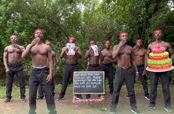 Sau khi đoạn clip lan truyền rộng trên MXH ai cũng bất ngờ và trầm trồ trước sự đầu tư của cô gái này dành cho bạn thân.