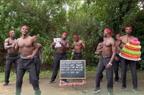 Đặc biệt, các chàng trai Châu Phi còn tập nói tiếng Việt, phát âm khá chuẩn khiến ai cũng bất ngờ.