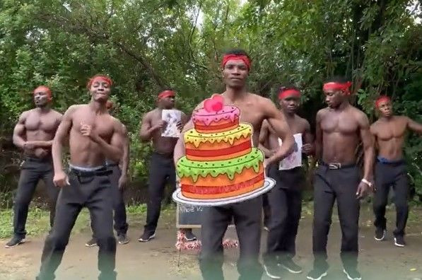 Những anh chàng này còn chu đáo chuẩn bị một tấm bảng được ghi hẳn hoi bằng tiếng Việt dòng chữ: "Gửi bé mèo nhỏ của tụi anh lời happy birthday! Chúc em tuổi mới vui vẻ, mạnh khỏe và bình an".