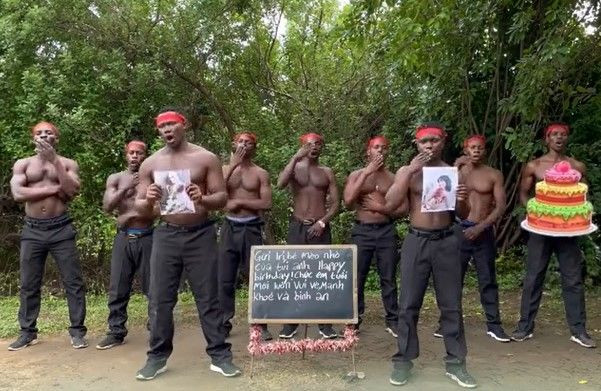 Theo đó, cô gái này đã thuê 10 trai đẹp châu Phi có ngoại hình lực lưỡng, đeo khăn đỏ, cầm bánh sinh nhật mô hình và nói những lời ngọt ngào để chúc mừng ngày sinh nhật của bạn thân mình.