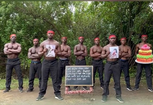 Đoạn clip 10 anh chàng Châu Phi nhảy nhót, chúc mừng sinh nhật cô gái nào đó đang thu hút sự quan tâm của netizen. Được biết đây là màn chuẩn bị cho ngày sinh nhật bạn thân của một cô gái Việt muốn tạo bất ngờ cho bạn mình.