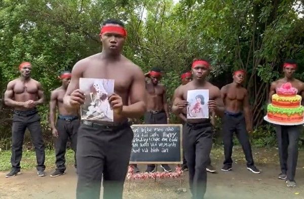 Theo đó, cô gái này đã thuê 10 chàng trai châu Phi có ngoại hình lực lưỡng, đeo khăn đỏ, cầm bánh sinh nhật mô hình và nói những lời ngọt ngào để chúc mừng ngày sinh nhật bạn thân mình.