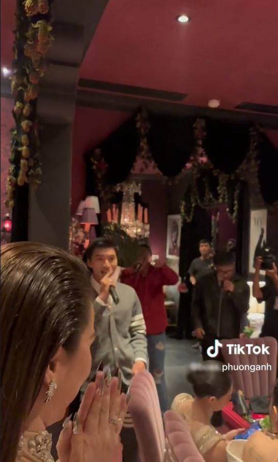 Khi biết bạn của mình hâm mộ HIEUTHUHAI, trong ngày sinh nhật tuổi đôi mươi của mình, cô bạn đã mời nam ca sĩ đến bữa tiệc để trình diễn.