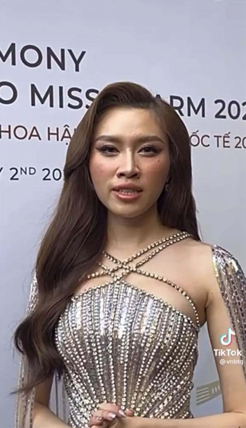 Ngoài ra, biểu cảm của cô cũng trở thành chủ đề bàn tán của đông đảo netizen.