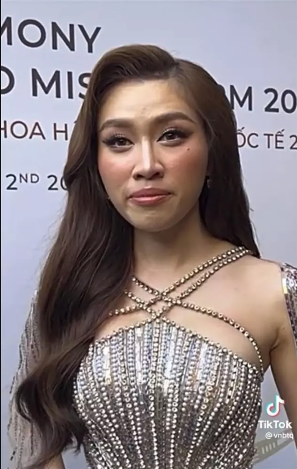 Qua ống kính chụp cận, người đẹp để lộ khá nhiều khuyết điểm trên gương mặt, khác hẳn ảnh đã qua chỉnh sửa.