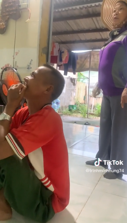 Khi đang đi nhậu cùng bạn bè, có lẽ do bác trai không xin phép bác gái nên đang trong cuộc vui giữa chừng đã bị "nóc nhà" đến tận nơi tra hỏi.