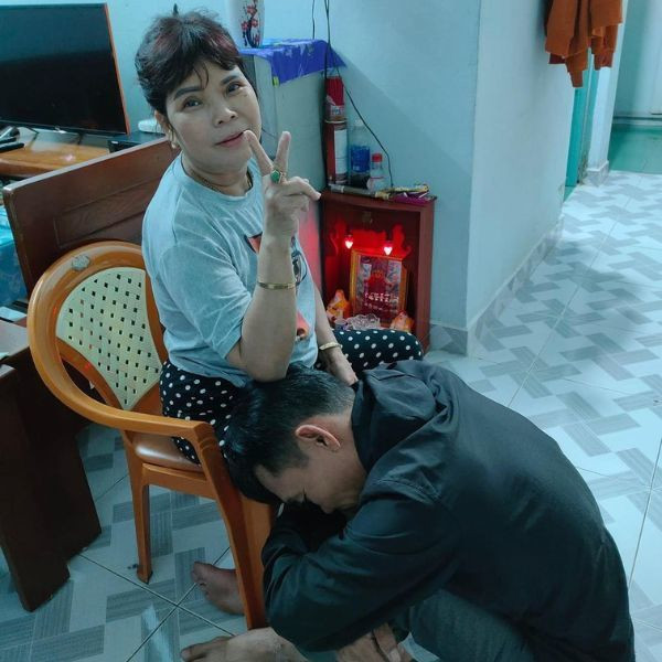 Thay vì trốn hay say xỉn làm khổ vợ con thì người chồng này lại ôm chân vợ, ngồi tâm sự, nhõng nhẽo cả buổi không buông.