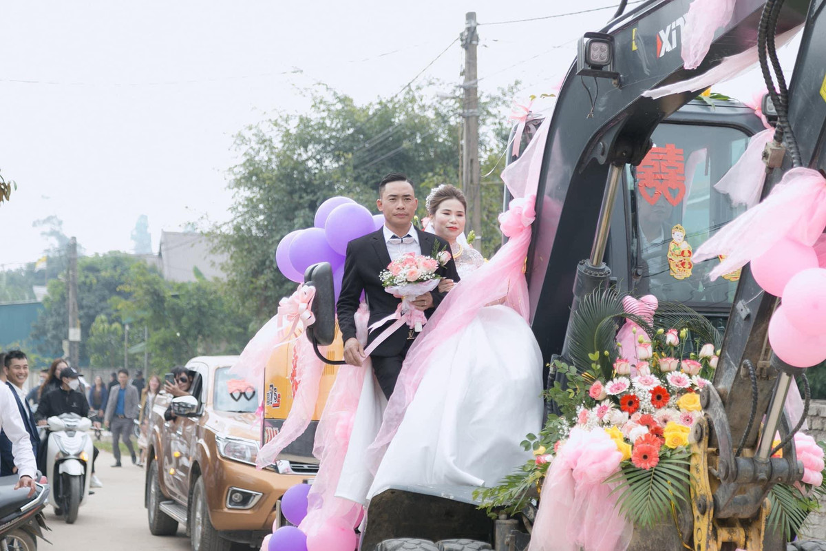 Màn rước dâu độc lạ của chú rể xứ Nghệ thu hút nhiều người đến xem. Ảnh: Studio Dương Trại Gáo