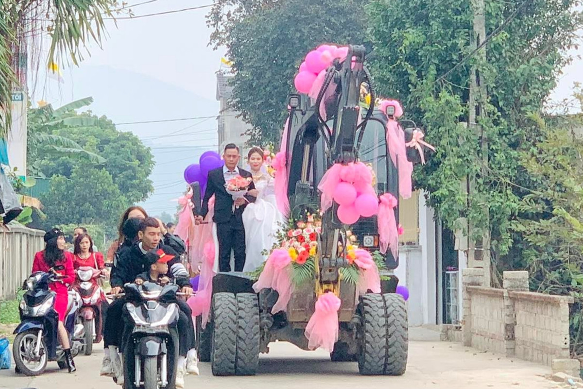 Được biết, chiếc xe dâu đặc biệt này là của chú rể Hoàng Tình (31 tuổi, trú xã Nghi Phương, Nghi Lộc, Nghệ An). Ảnh: Studio Dương Trại Gáo