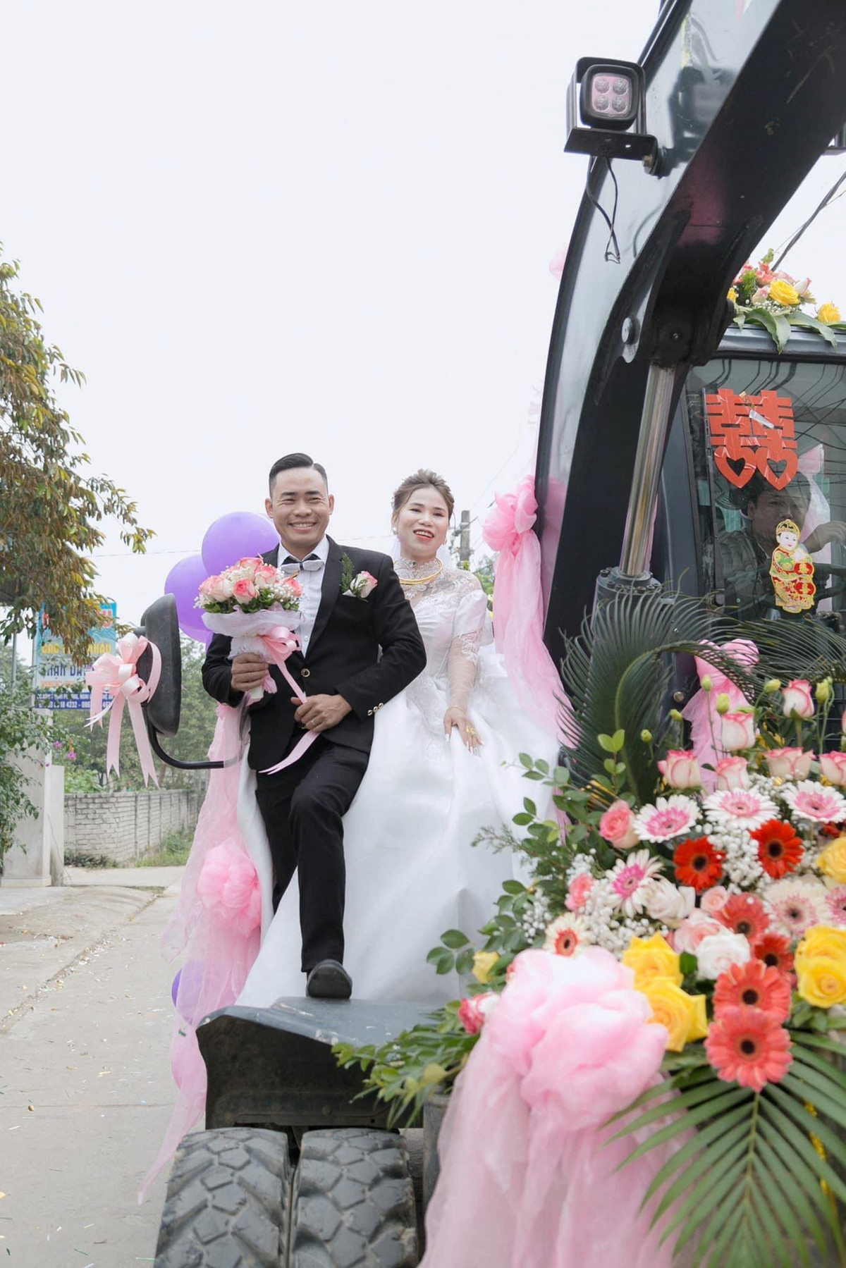 Không rước dâu bằng xe ô tô như truyền thống, chú rể này quyết định biến máy xúc thành chiếc xe hoa độc đáo. Ảnh: Studio Dương Trại Gáo