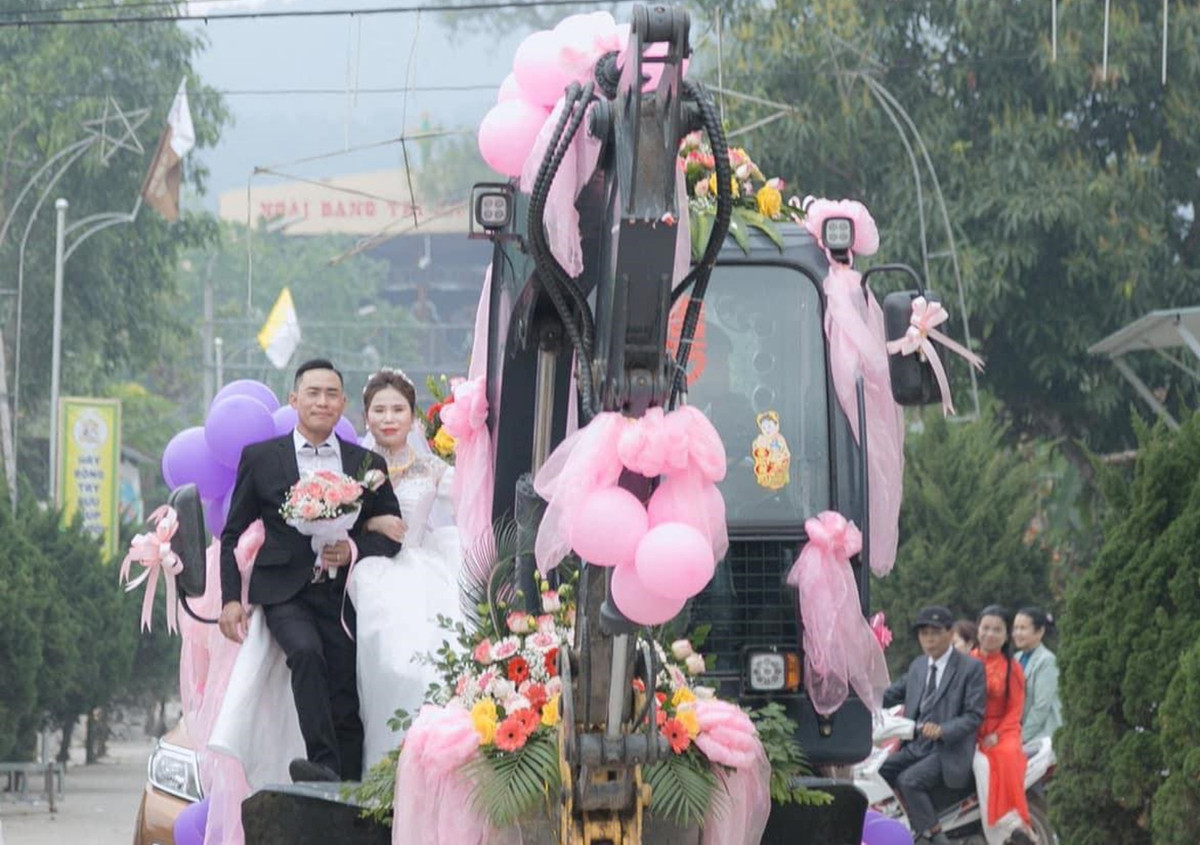 Họ dùng điện thoại quay lại cảnh rước dâu bằng máy xúc của cặp đôi này và đăng tải lên mạng xã hội. Vì vậy, câu chuyện càng được lan tỏa rộng rãi, nhiều bình luận chúc mừng. Ảnh: Studio Dương Trại Gáo