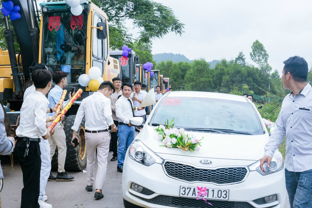 Những chiếc máy xúc được trang trí thêm bóng bay, dán thêm chữ song hỷ khiến đám cưới của cô dâu, chú rể thêm nhiều kỷ niệm. Ảnh: Infonet