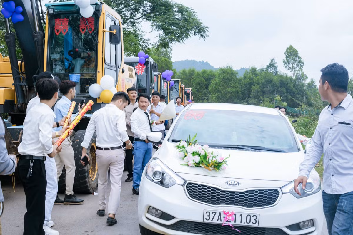 Những chiếc máy xúc được trang trí thêm bóng bay, dán thêm chữ song hỷ khiến đám cưới của cô dâu, chú rể thêm nhiều kỷ niệm. Ảnh: Infonet