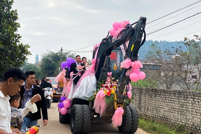 Mới đây trên mạng xã hội đăng tải hình ảnh rước dâu "có một không hai" bằng chiếc xe hoa đặc biệt của cặp đôi trẻ, hình ảnh nhận được nhiều sự chú ý và lượt tương tác từ cộng đồng mạng. Ảnh: Nghệ An