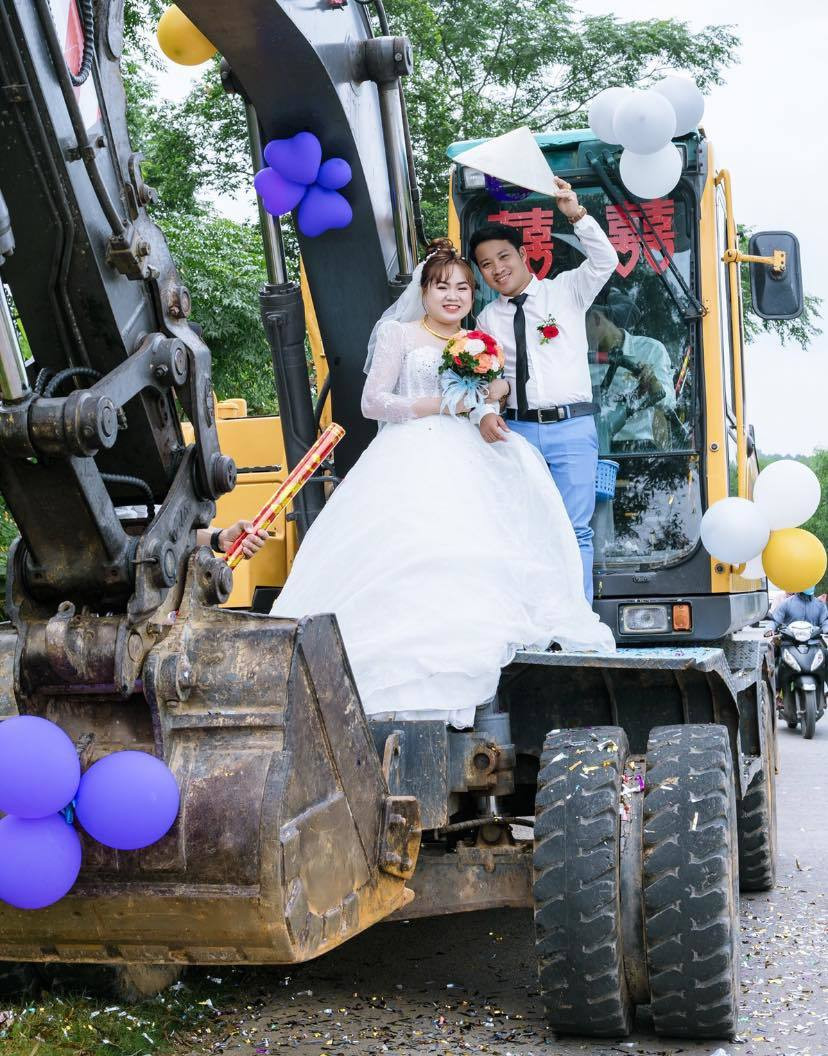 Trước đó ở Nghệ An cũng xuất hiện đám cưới rước dâu bằng hàng chục máy xúc. Ảnh: Infonet