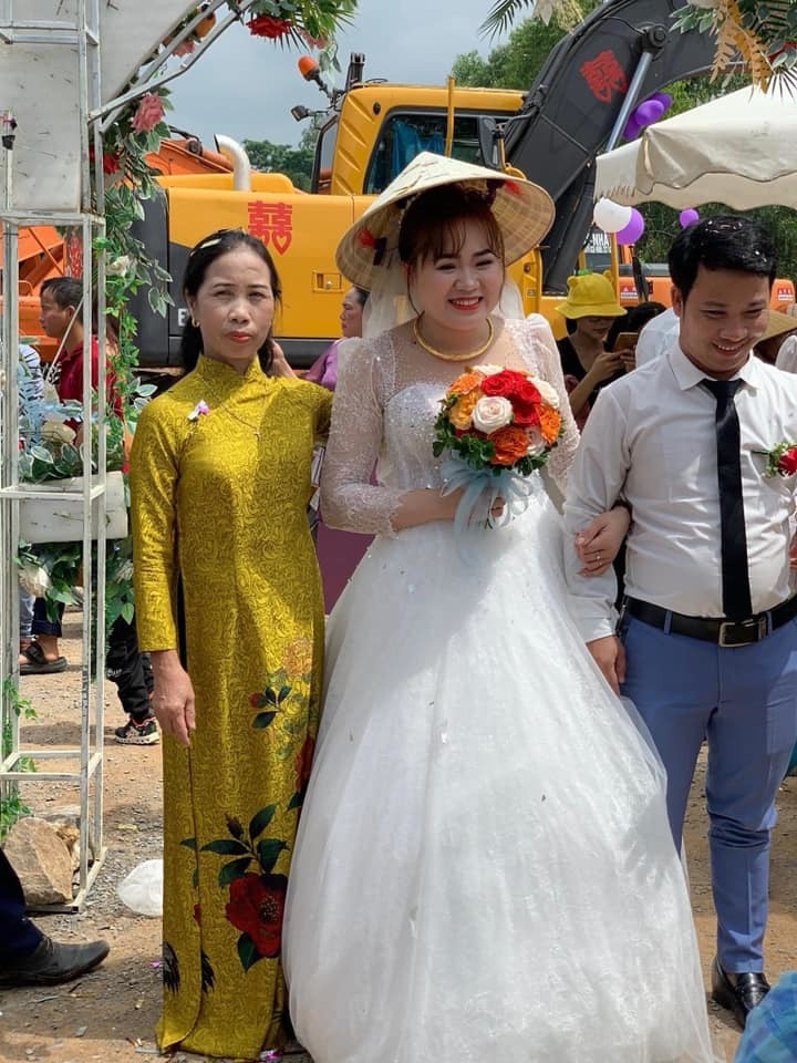 Nhìn những bức ảnh ghi lại khoảnh khắc đưa dâu về nhà chồng trên những chiếc máy xúc ai nấy đều tỏ ra thích thú và không quên gửi lời chúc mừng hạnh phúc tới đôi trẻ. Ảnh: Infonet