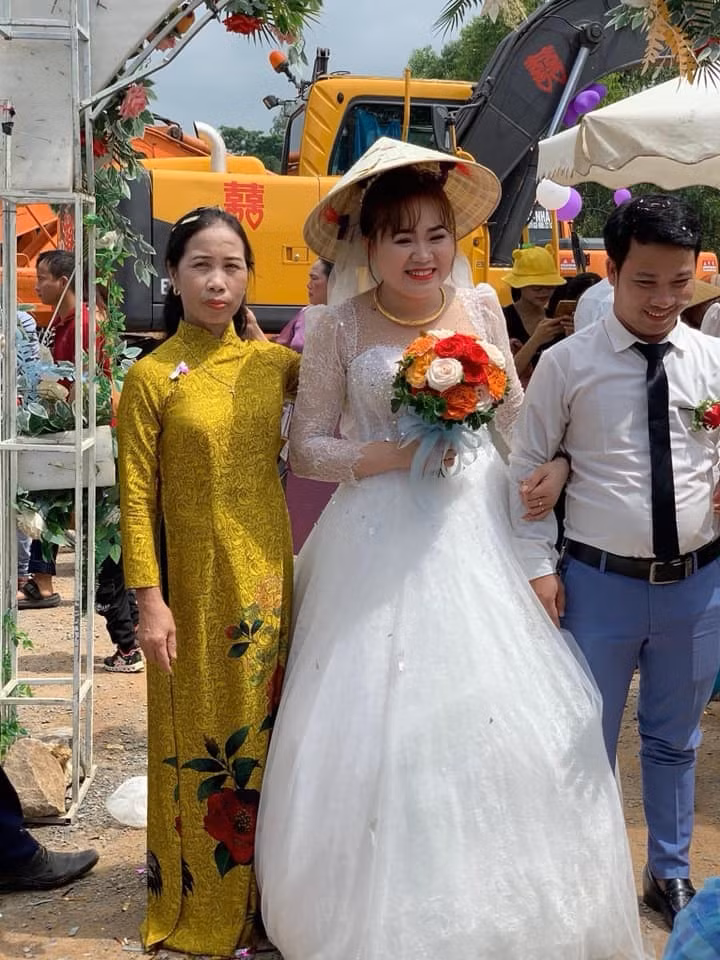 Nhìn những bức ảnh ghi lại khoảnh khắc đưa dâu về nhà chồng trên những chiếc máy xúc ai nấy đều tỏ ra thích thú và không quên gửi lời chúc mừng hạnh phúc tới đôi trẻ. Ảnh: Infonet