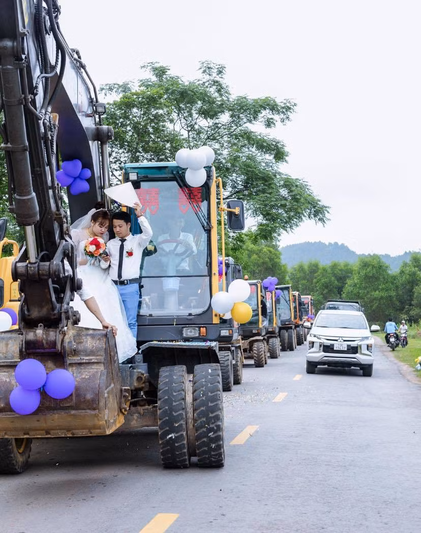 Chú rể đã dùng đoàn xe gồm hằng chục chiếc máy xúc nối đuôi nhau để rước nàng về dinh khiến cư dân mạng thích thú. Ảnh: Infonet