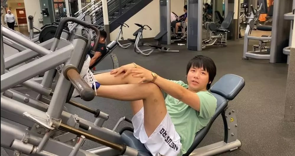 Chiều cao đã tăng lên 1m75 nam Youtuber đi lại tự nhiên hơn và không còn bị thở dốc, nói không ra hơi như khi mới phẫu thuật. Ảnh: Tổng hợp