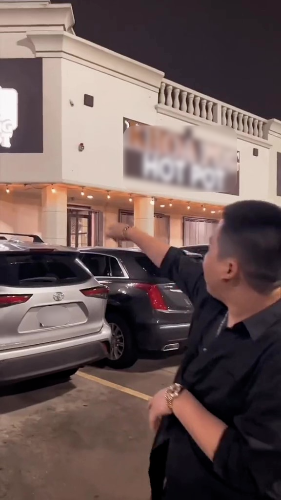 Ở lần lên sóng này Khoa Pug gây chú ý với diện mạo bảnh bao. Các bước đi của anh bắt đầu nhanh nhẹn, không còn bị thở dốc như thời điểm mới phẫu thuật.