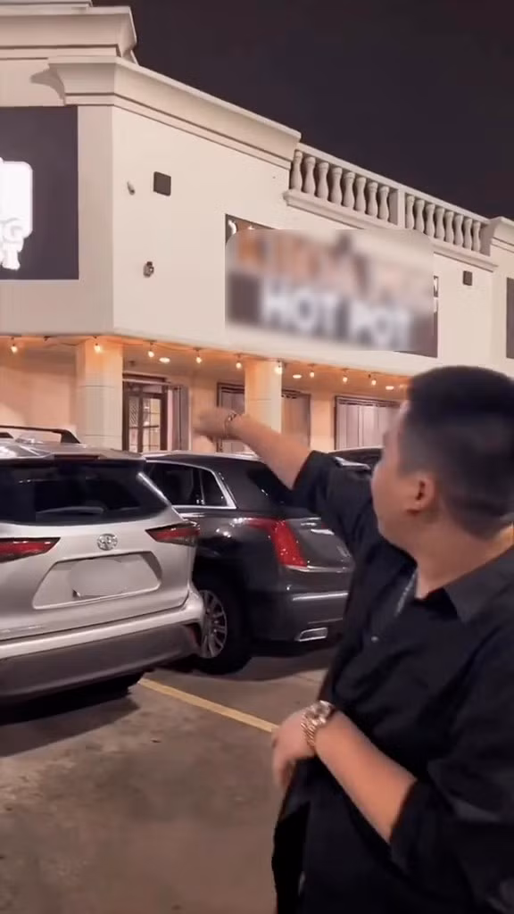 Ở lần lên sóng này Khoa Pug gây chú ý với diện mạo bảnh bao. Các bước đi của anh bắt đầu nhanh nhẹn, không còn bị thở dốc như thời điểm mới phẫu thuật.