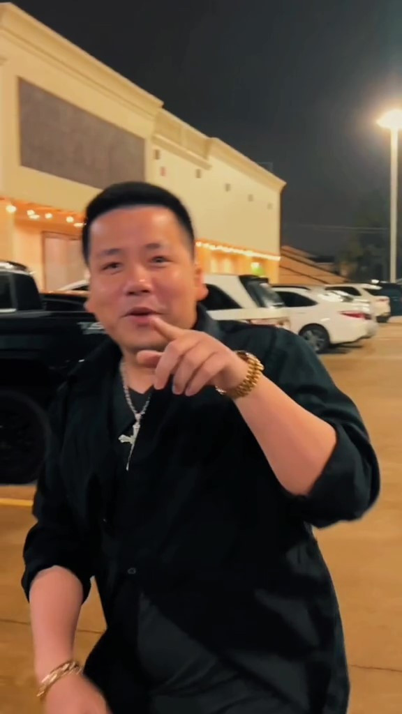 Nhà hàng lẩu của Youtuber Khoa Pug nằm ở vị trí đẹp, được trang trí với logo riêng của Khoa Pug, hệ thống đèn điện lung linh.