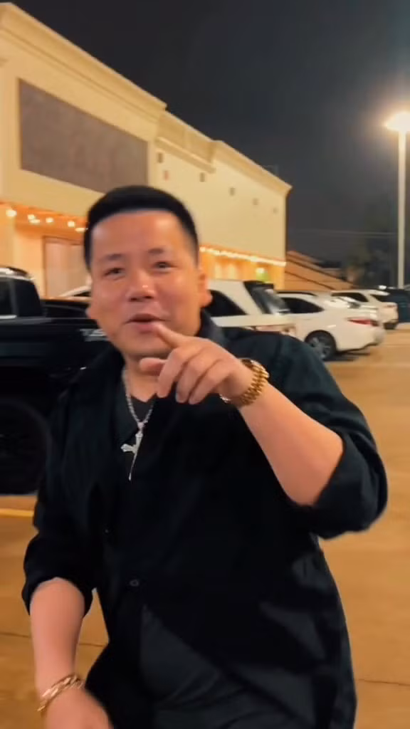 Nhà hàng lẩu của Youtuber Khoa Pug nằm ở vị trí đẹp, được trang trí với logo riêng của Khoa Pug, hệ thống đèn điện lung linh.