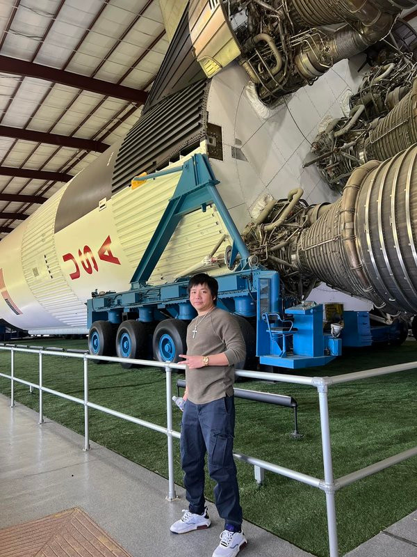 Mới nhất, nam Youtuber tiết lộ "lấn sân" sang lĩnh vực TikTok, anh thực hiện video giới thiệu về nhà hàng lẩu của mình ở Mỹ sắp khai trương.