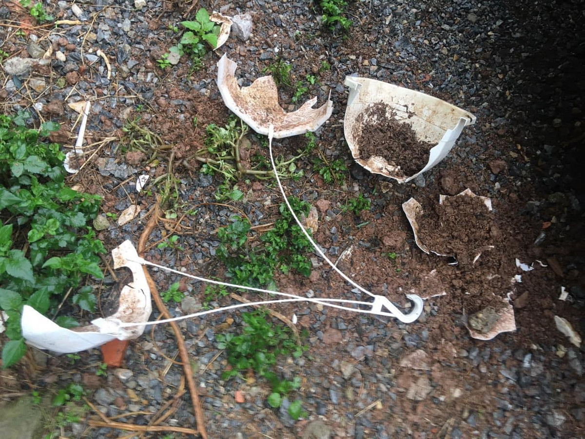 Nhìn cảnh tượng này, chủ xe chỉ biết khóc trong lòng bởi chẳng thể nào bắt đền được ai. Ảnh: Manh Hoàng OFFB