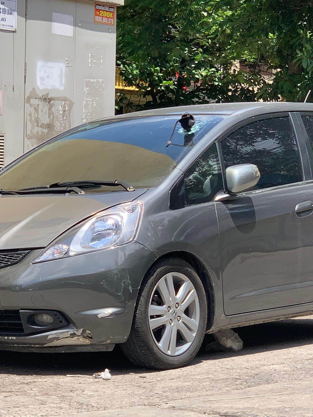 Cách đây khá lâu trên MXH từng xuất hiện trường hợp đỗ xe dưới chung cư và nhận hậu quả kính vỡ nát chỉ vì đôi guốc từ đâu rơi trúng.