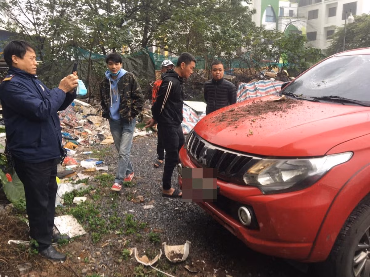 Nguyên nhân khiến kính ô tô nứt vỡ đến từ giỏ hoa từ trên cao rơi xuống, vô tính trúng xe đang đỗ ở dưới, tạo nên cảnh tượng đau lòng này. Ảnh: Manh Hoàng OFFB