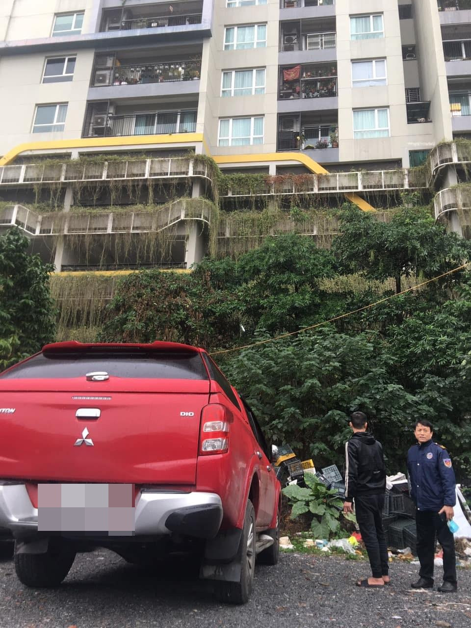 Chứng kiến màn đỗ xe mà nhận hậu quả vỡ kính từ chậu cây trên chung cư xuống, netizen đùa nhau rằng: "Như dấu vết thiên thạch va chạm", "Chậu bay vạ kính", "Cũng may là con xe này, chứ dạng xe tiền đôi chục tỷ là xong",...Ảnh: Manh Hoàng OFFB
