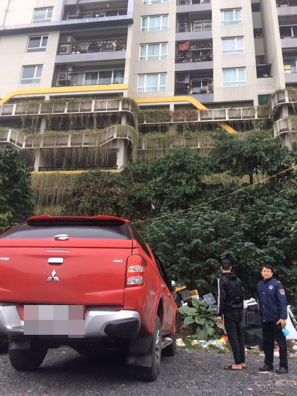 Chứng kiến màn đỗ xe mà nhận hậu quả vỡ kính từ chậu cây trên chung cư xuống, netizen đùa nhau rằng: "Như dấu vết thiên thạch va chạm", "Chậu bay vạ kính", "Cũng may là con xe này, chứ dạng xe tiền đôi chục tỷ là xong",...Ảnh: Manh Hoàng OFFB