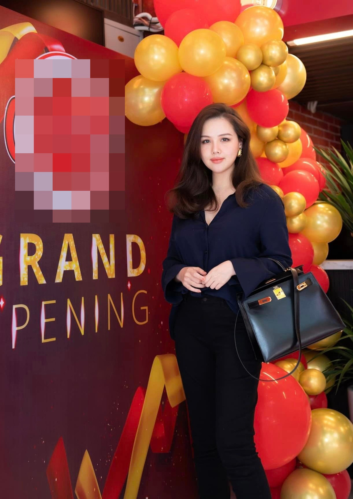 Mới nhất trên trang cá nhân, cô khoe loạt ảnh khi được người khác chụp. Trong hình, Phanh Lee diện bộ đồ đen đơn giản, tóc xõa, trang điểm nhẹ nhàng cùng đọ sắc bên hội bạn thân Huyền Lizzie, Lã Thanh Huyền,...