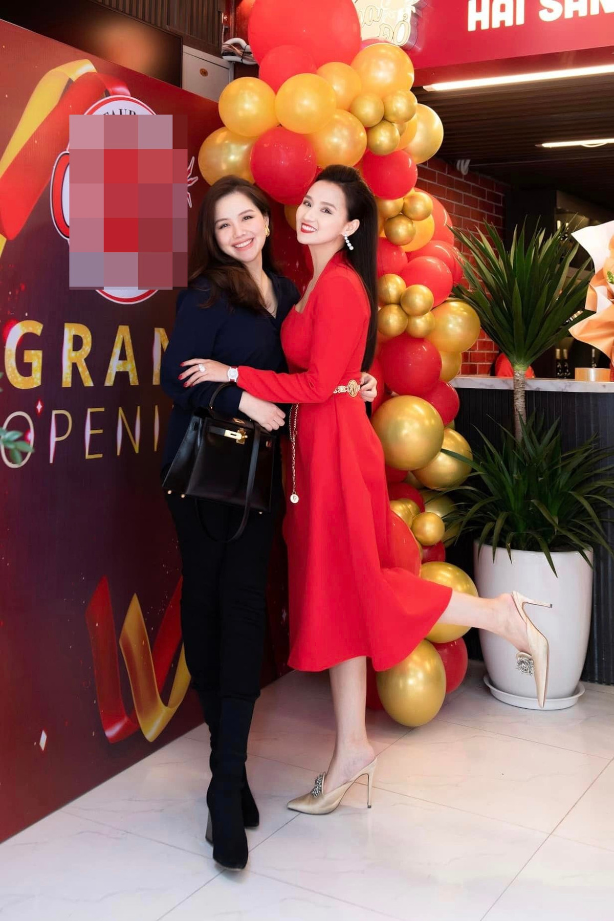 Cô nhấn nhá thêm cho outfit của mình bằng chiếc túi hiệu Hermes đắt đỏ. Dù trang phục đơn giản, song cô lại chinh phục người nhìn bởi vẻ đẹp ngọt ngào.