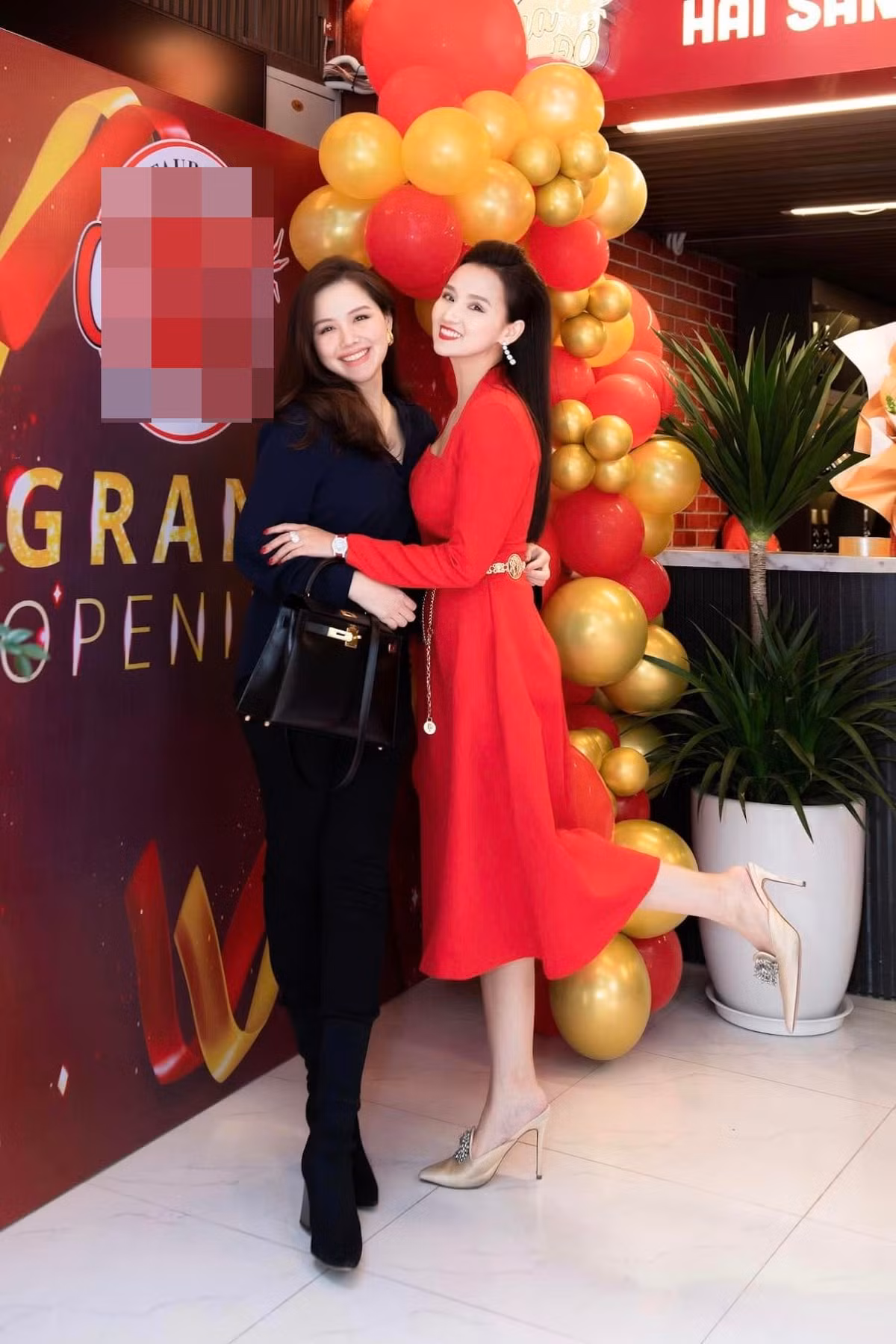 Cô nhấn nhá thêm cho outfit của mình bằng chiếc túi hiệu Hermes đắt đỏ. Dù trang phục đơn giản, song cô lại chinh phục người nhìn bởi vẻ đẹp ngọt ngào.