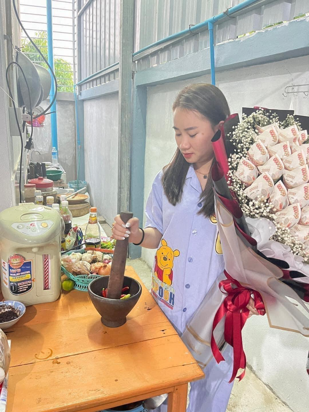 Được biết đây là bức ảnh của một cô gái người Lào. Hình ảnh được cô gái đăng tải trên trang cá nhân. Cô gái cũng cho biết thêm trước đây bản thân chưa từng được ai tặng hoa như vậy. Ảnh: Chửi Thuê