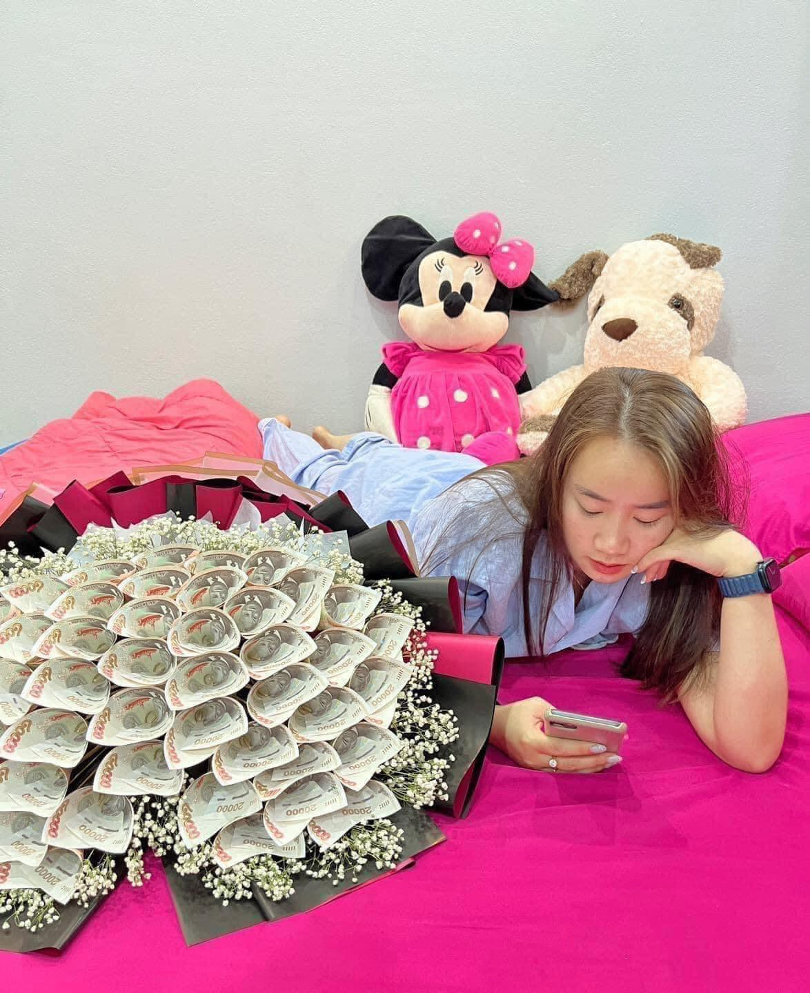 Từ khi ở trong phòng ngủ tới lúc ra cổng quét sân. Từ lúc tưới hoa tới lúc nấu ăn, lúc nào trên tay cô gái cũng cầm theo món quà Valentine này. Ảnh: Chửi Thuê