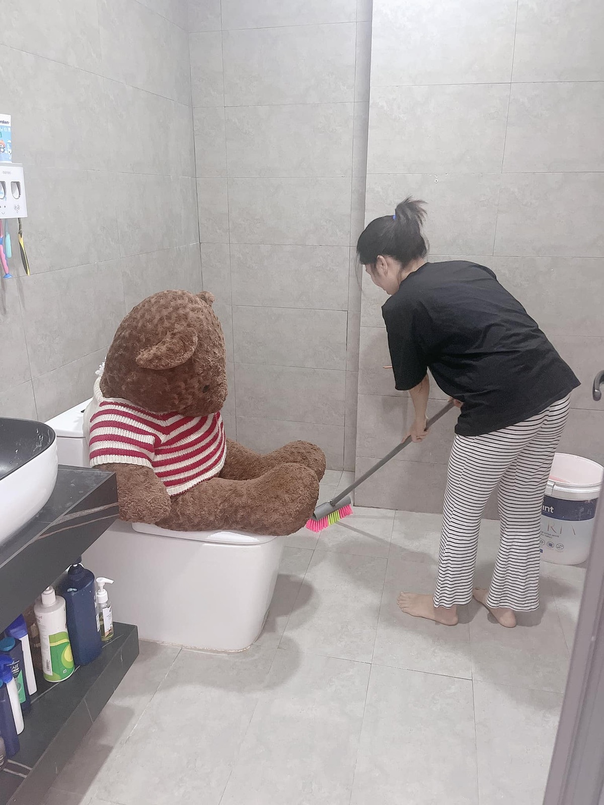 Không riêng gì cô gái được tặng hoa, một cô nàng khác cũng nhận được quà Valentine là chú gấu bông "siêu to khổng lồ". Ảnh: Tạ Thị Thuỳ Vân