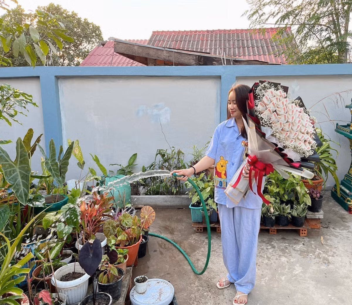 Sau khi nhận được bó hoa này, cô gái vô cùng hào hứng mà cầm theo bất kể mọi lúc, mọi nơi và làm việc nhà. Ảnh: Chửi Thuê