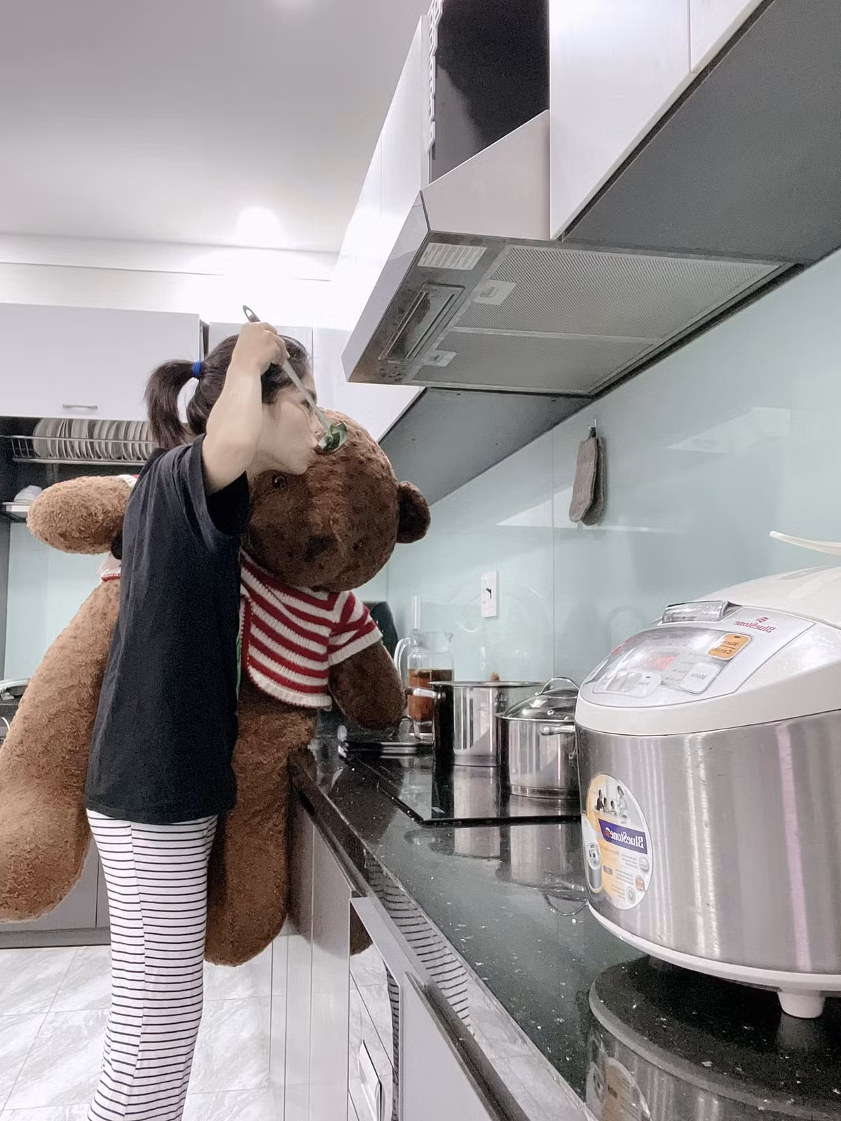 Cô gái dù bận ôm gấu bông thế nhưng vẫn chăm chỉ làm hết việc nhà, từ nấu ăn, phơi quần áo cho đến cọ nhà tắm,... Ảnh: Tạ Thị Thuỳ Vân