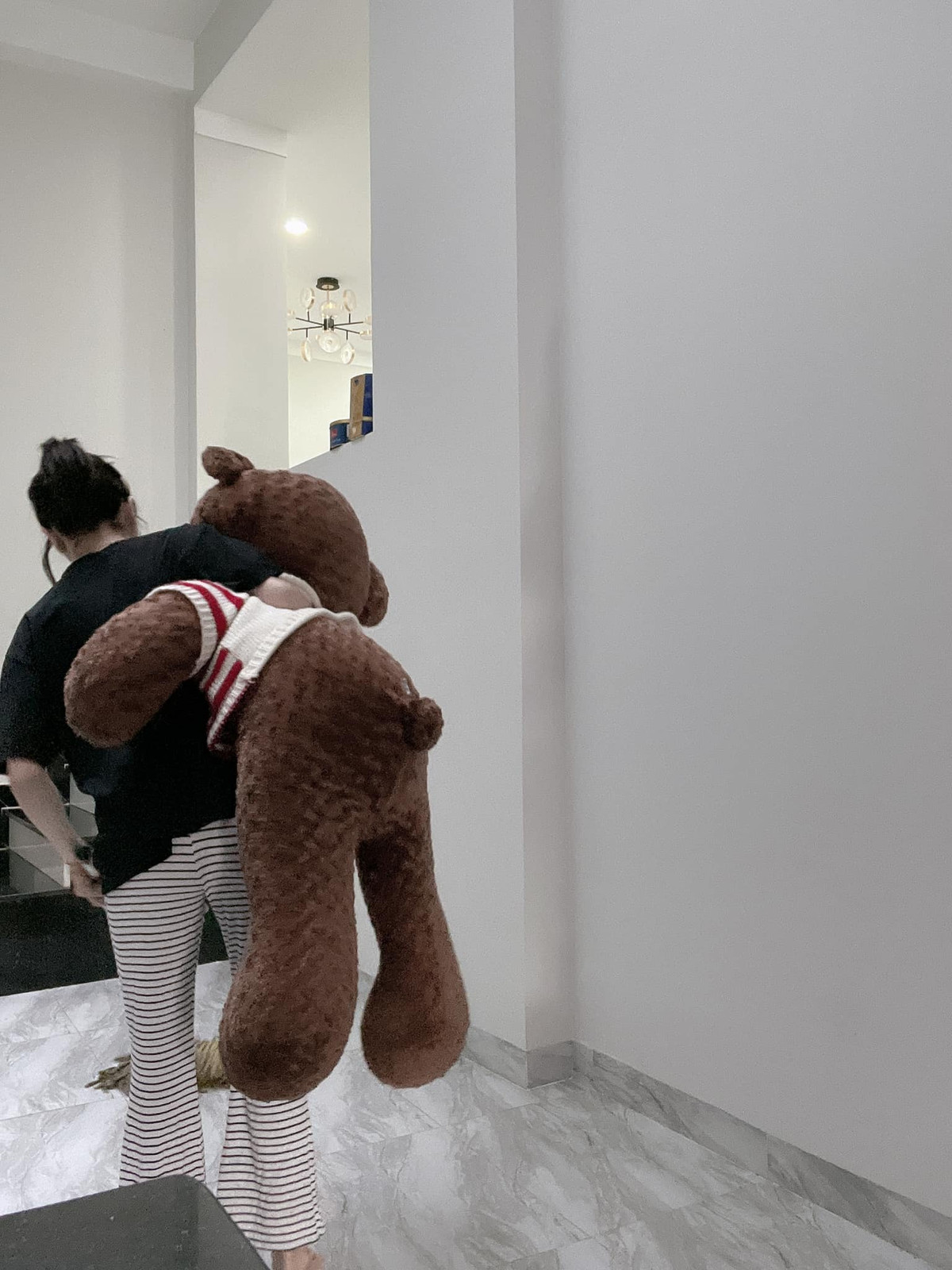 Những cô gái này đã mang khoe khắp nơi như thể sợ cả thế giới không biết mình được tặng quà. Ảnh: Tạ Thị Thuỳ Vân