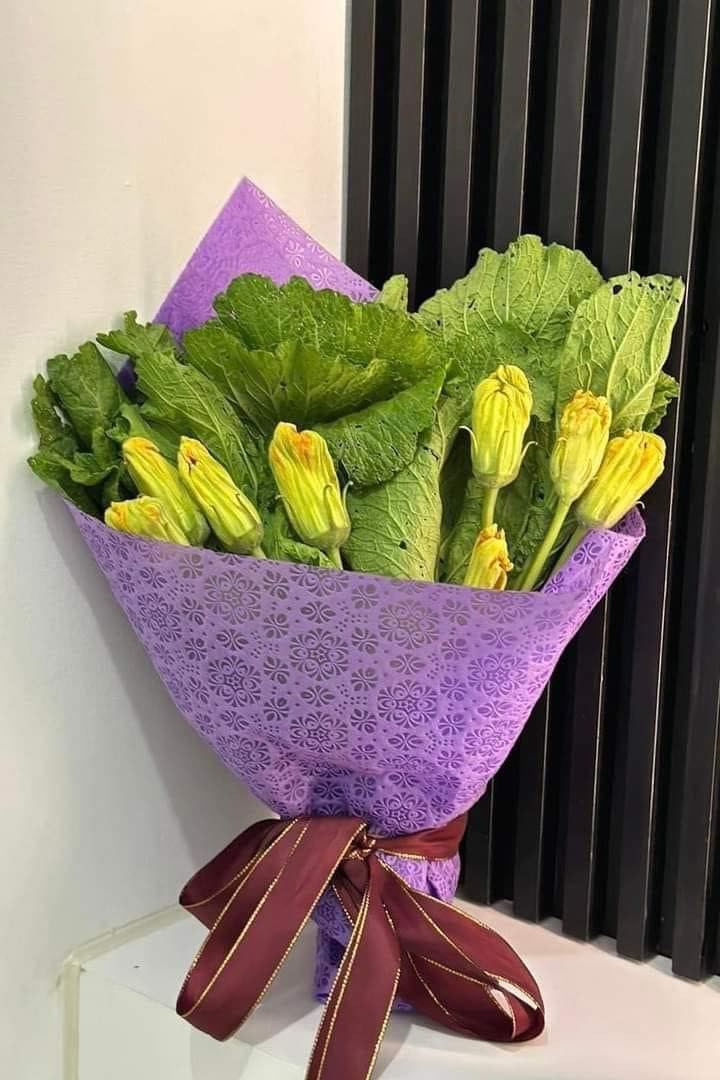 Có chàng trai còn gói hẳn một con gà sống làm quà Valentine cho bạn gái, dù hơi thực tế song đây là món quà được nhiều chị em yêu thích.