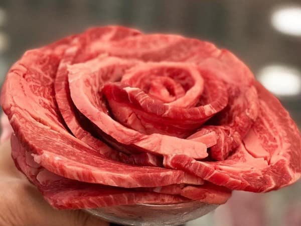 Bông hoa thịt bò có lẽ món quà Valentine thiết thực nhất ngay lúc này.