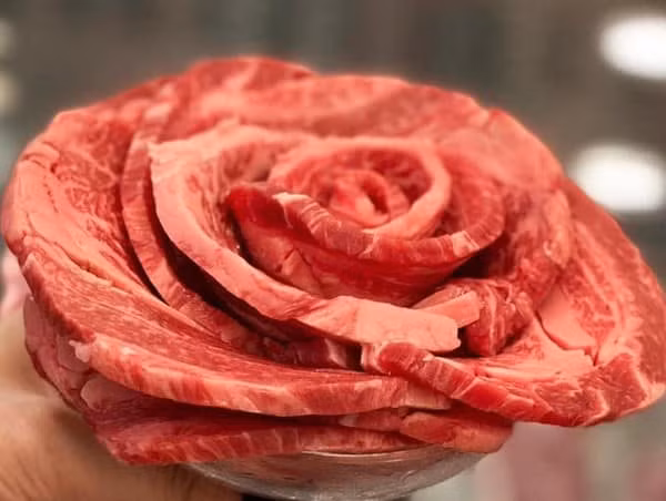Bông hoa thịt bò có lẽ món quà Valentine thiết thực nhất ngay lúc này.